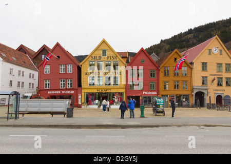 Dettaglio da Bryggen street a Bergen, Norvegia. Edificio sono piegate all'altra. Foto Stock