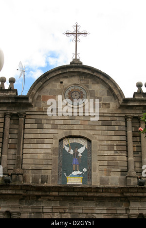 Una finestra di vetro colorato di San Giorgio che uccide il drago in Ibarra Cattedrale Cattolica di Ibarra, Ecuador Foto Stock