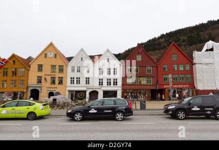 Dettaglio da Bryggen street a Bergen, Norvegia. Edificio sono piegate all'altra. Foto Stock