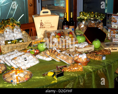 Aeroporto di Palermo Sicilia Italia pasticceria vendendo torte e biscotti Aeroporto Shop Foto Stock