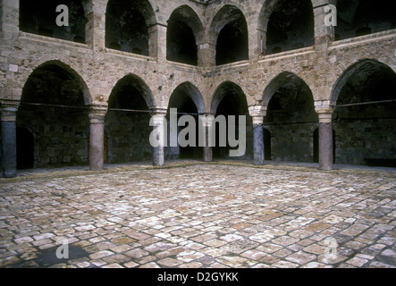 Cortile del Khan al-Umdan Inn delle colonne nella città vecchia di acri di Israele Foto Stock