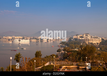 India Rajasthan, la vista del lago Pichola e Udaipur in Early Morning Light Foto Stock