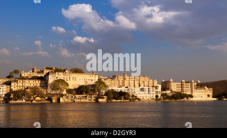 India Rajasthan, Udaipur, vista del palazzo della città e del Lago Pichola in golden luce della sera Foto Stock