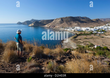 Vista sulla baia e la città di Las Negras su Cabo de Gata Foto Stock