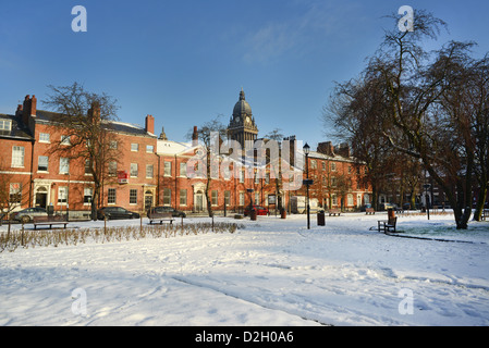 Guardando da Park Square in inverno la neve a Leeds municipio costruito nel 1858 progettato da cuthbert brodrick leeds Yorkshire Regno Unito Foto Stock