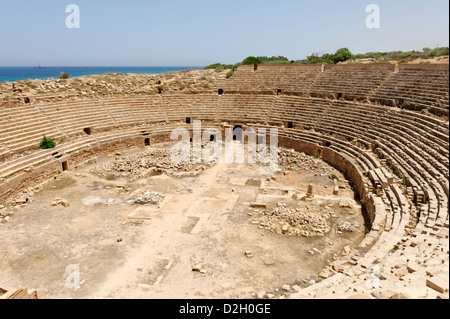Leptis Magna. La Libia. L' Anfiteatro romano accanto il libico e il Mare Mediterraneo. Originariamente costruito intorno ad 56. Foto Stock
