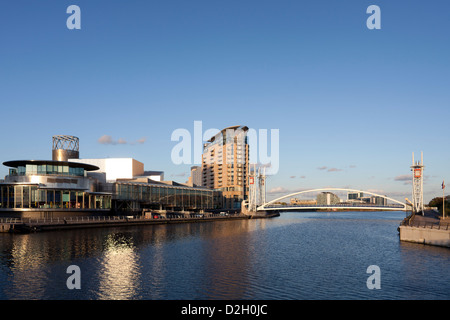 Inghilterra, Greater Manchester The Lowry Theatre e ponte a Salford Quays Foto Stock