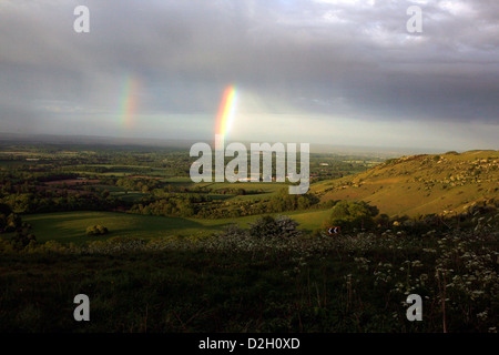 La vista di un arcobaleno dalla parte superiore del faro Ditchling sulla South Downs nell Inghilterra del sud. Foto Stock