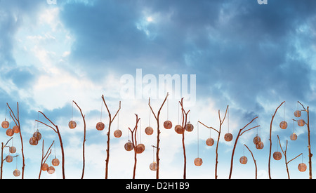 Legno rotondo lanterne vintage su pali con blu cielo nuvoloso sfondo Foto Stock