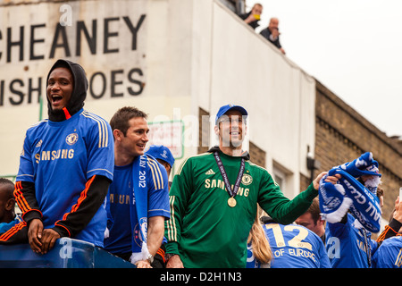 Peter Cech, Frank Lampard & John Obi Mikel Victory Parade celebrazioni in SW6 per il Chelsea FC vincendo la finale di Champions League Foto Stock