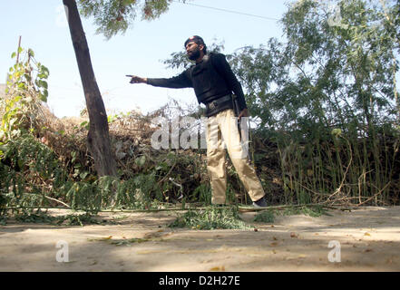 Ufficiali di polizia ispezione presso il sito dopo hand grenade attacco su un lords area salotto in area Manghopir a Karachi il giovedì, 24 gennaio 2013. Foto Stock