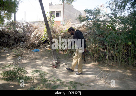 Ufficiali di polizia ispezione presso il sito dopo hand grenade attacco su un lords area salotto in area Manghopir a Karachi il giovedì, 24 gennaio 2013. Foto Stock