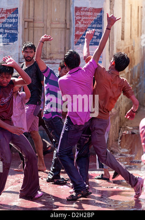 India Rajasthan, Jodhpur, giovani uomini celebrare Holi festival Foto Stock