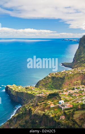 Villaggio di Faial Madeira vicino a Ponta de Sao Lourenco, nella distanza, Madeira, Portogallo, Unione Europea, Europa Foto Stock