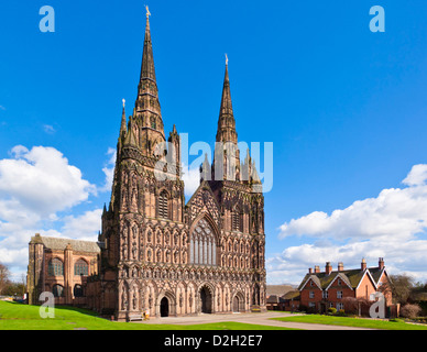 Lichfield Cathedral fronte ovest con intagli St Chad e sassone e norman Kings Inghilterra Staffordshire REGNO UNITO GB EU Europe Foto Stock