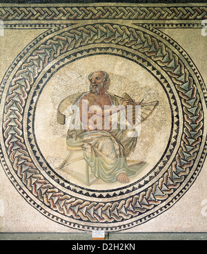 Anassimandro (610- 546 a.C.). Pre-Socratic filosofo greco. Anassimandro con una meridiana. Mosaico romano. 3. secolo. Foto Stock