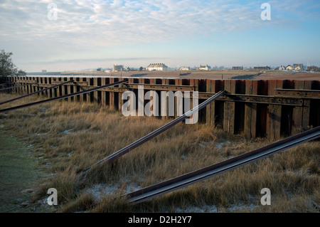 Parete di fiume sul traghetto Bawdsey lato del fiume Deben nel Suffolk, Regno Unito. Foto Stock