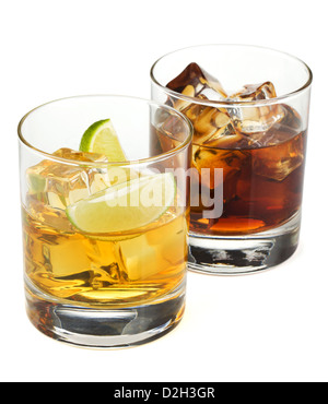 Whisky e cocktail di cola. Isolato su sfondo bianco Foto Stock