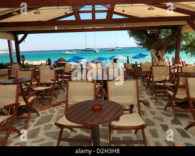 Grecia Samos Posidonio tavolo e sedie vuote nel ristorante in riva al mare Foto Stock