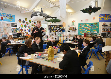 Una lezione di arte a Pâté Grammar School di Cheltenham, Gloucestershire REGNO UNITO Foto Stock