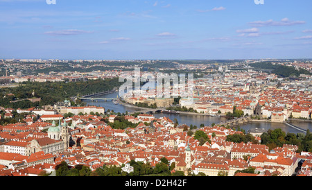 Paesaggio shot del vecchio centro di Praga con il fiume Moldava. Foto Stock