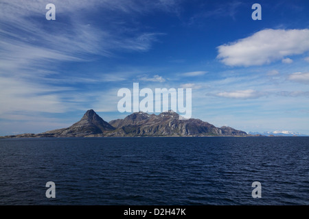 Lone rocciosa isola nel mare di Norvegia vista dal mare Foto Stock