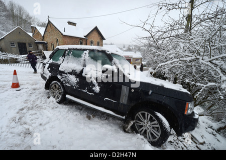 Una Range Rover che ha colpito un fermo Vauxhall forzandolo in giardini sotto su una collina conosciuto localmente sono 'La Scala' nella Nailswor Foto Stock