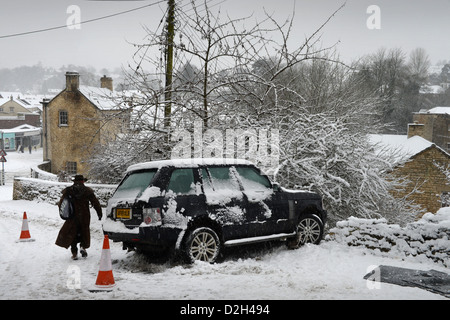 Una Range Rover che ha colpito un fermo Vauxhall forzandolo in giardini sotto su una collina conosciuto localmente sono 'La Scala' nella Nailswor Foto Stock