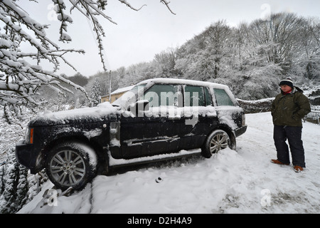 Una Range Rover che ha colpito un fermo Vauxhall forzandolo in giardini sotto su una collina conosciuto localmente sono 'La Scala' nella Nailswor Foto Stock