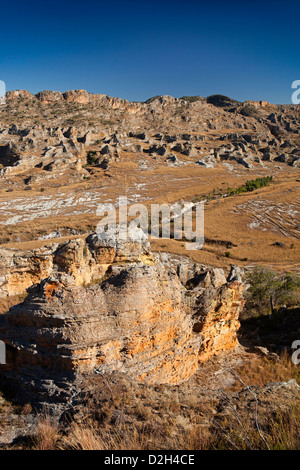 In Madagascar, il Parc National de l'Isalo, paesaggio roccioso sull altopiano centrale Foto Stock