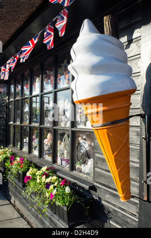 Giant cono gelato al di fuori del negozio di articoli da regalo in Horning Norfolk Broads UK con Union Jack Flag Foto Stock