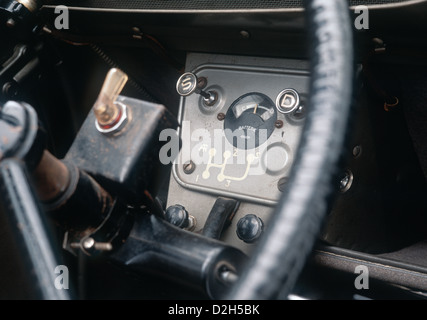 Cruscotto e strumenti 1950 Citroen 2CV, studio fotografico Foto Stock