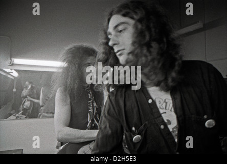 Il bassista Duncan Sandy Sanderson backstage prima di un concerto con il chitarrista originale del Motorhead Larry Wallis a Dingwalls Camden London Inghilterra UK 1975 KATHY DEWITT Foto Stock