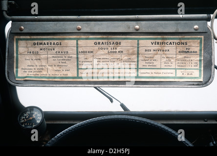 Visiera parasole e le istruzioni 1950 Citroen 2CV, studio fotografico Foto Stock