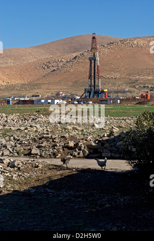 Onshore di esplorazione di petrolio e gas sito con piattaforma di rig e derrick durante la perforazione. Il Kurdistan iracheno, Iraq settentrionale Foto Stock