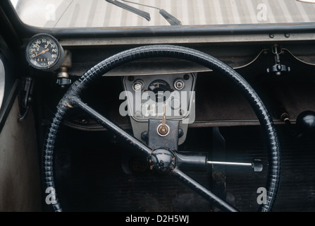 Il volante e il cruscotto, 1950 Citroen 2CV, studio fotografico Foto Stock