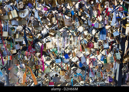 Centinaia di lucchetti multicolore sul ponte vicino a Notre Dame, Pont des Arts Parigi Francia Foto Stock