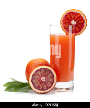 Rosso il succo di arancia in un bicchiere e arance. Isolato su sfondo bianco Foto Stock