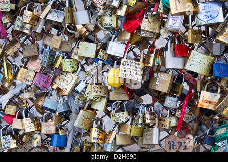 Centinaia di lucchetti multicolore sul ponte vicino a Notre Dame, Pont des Arts Parigi Francia Foto Stock