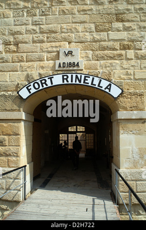 Malta, Rinella Bay, l'ingresso al Forte Rinella proteggendo il Grand Harbour. Foto Stock