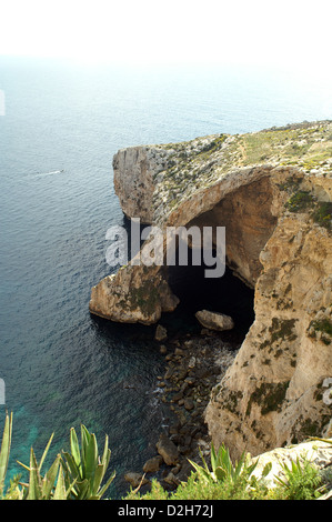 Malta, la grotta azzurra, una popolare attrazione turistica vicino al villaggio di Zurrieq. Foto Stock