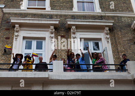 Un gruppo di persone che godono il carnevale di Notting Hill 2011 dal comfort delle loro case. Foto Stock