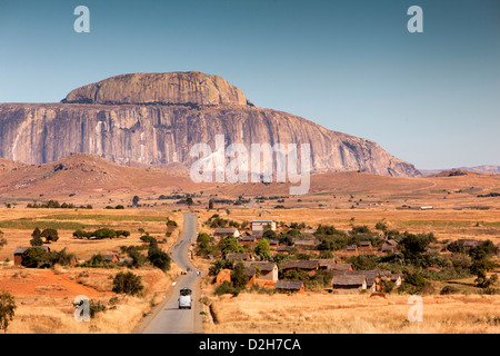 Madagascar, Route RN7, la Bonnette de l'Eveque, Vescovi Cap rock, affioramento di granito Foto Stock