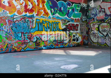 Londra, Southbank, Riverside, colorato, colorato, graffiti, arte di strada