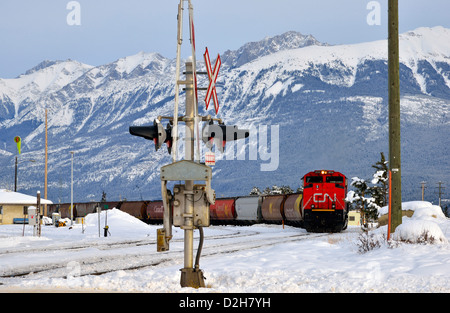 Un Canadian National treno merci viaggiano attraverso la cittadina di Jasper nel Parco Nazionale di Jasper Alberta Canada. Foto Stock