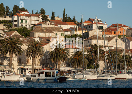 Elk192-2998 Croazia, isola di Hvar Hvar, case su una collina con il porto e le barche Foto Stock