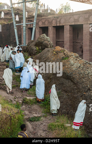 Pellegrini per partecipare ad una cerimonia presso la Bete Medhane Alem Chiesa, Lalibela, Etiopia Foto Stock
