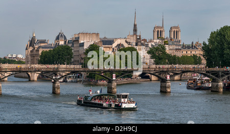 Le rive della Senna,il Pont des Arts e la Cattedrale di Notre Dame Foto Stock