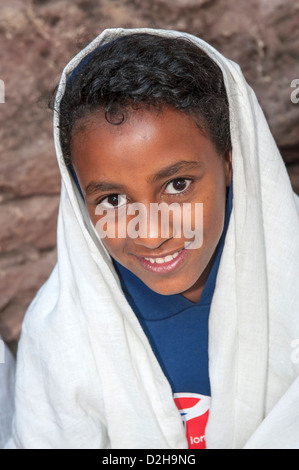 Giovane donna con il tradizionale scialle bianco presso la Bete Medhane Alem Chiesa, Lalibela, Amhara Region, Etiopia settentrionale Foto Stock