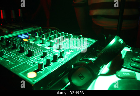 Berlino, Germania, una console di mixaggio in sala da ballo Kreuzberg Foto Stock